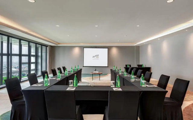 Whiz Luxe Hotel Spazio Surabaya