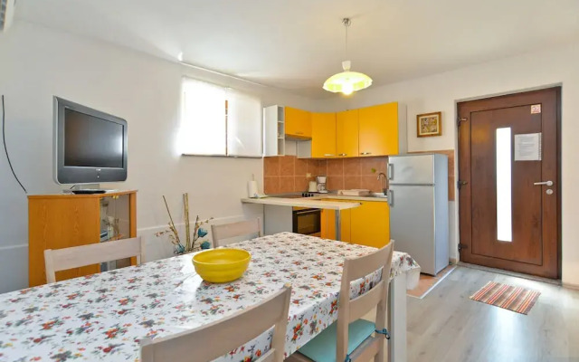 Apartment 877