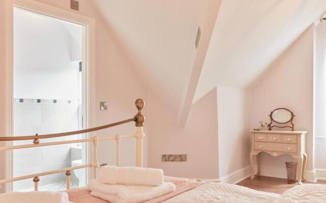 Olde Englishe Apt 4