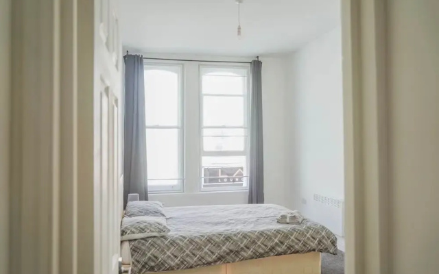 1 Bed Flat in Pedestrianized High Street