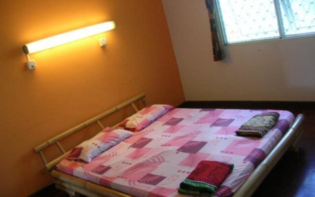 Borneo Beachouse Backpackers