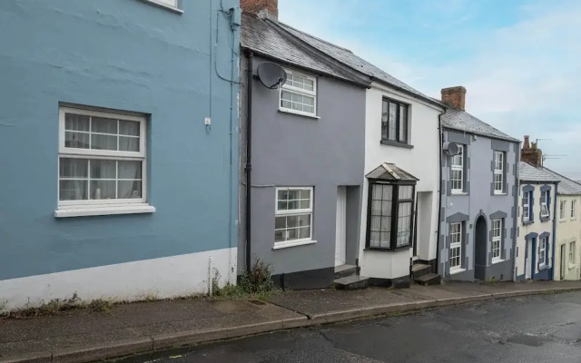 Newly Refurbished 2 Bed Hse Town Centre