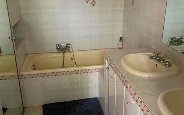 Chambre spacieuse independante dans villa plus parking privee