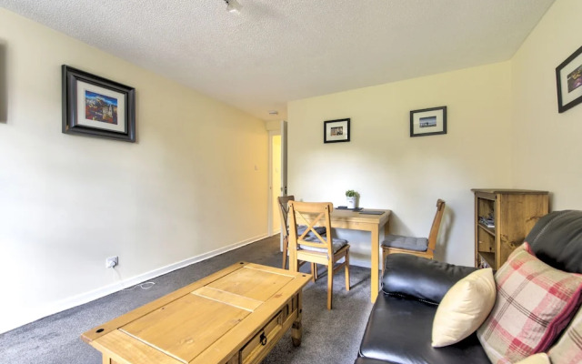 Grassmarket Apartment with Castle View