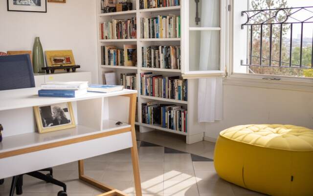 Old Jaffa Artistic Retreat by Sea N Rent