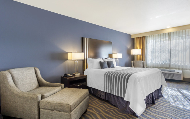 Best Western Plus Edmonds Harbor Inn