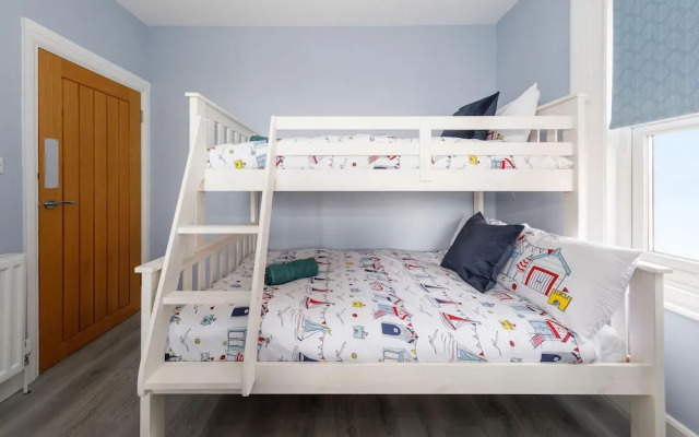 Chic 2-bed Seafront Haven Near Felpham Beach