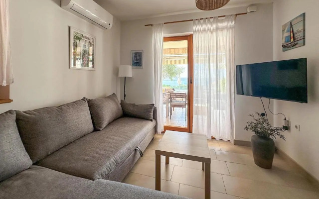 Four-Bedroom Holiday home Maslenica with Sea View 01