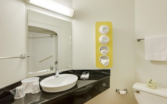 Motel 6 Toronto Brampton