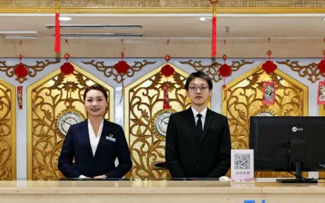 Jewel Flower Hotel(Hami Oil Base Store) – People – Hami
