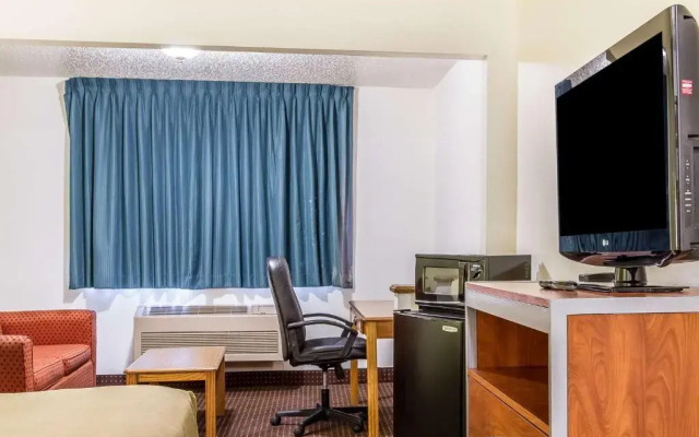 Econo Lodge & Suites