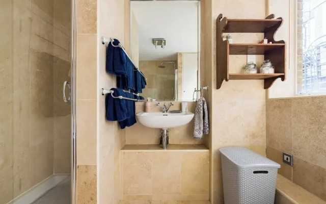 Mayfair 3-bed 6-guest W/patio & ac Berkeley Square