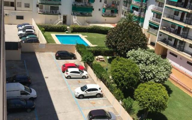 New central 2BR apartment 100m-to-beach free parking