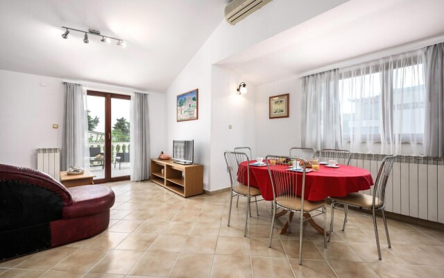 Stunning Home in Liznjan With Wifi and 3 Bedrooms