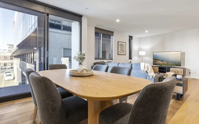 Oceanfront 2-bed With Balcony & Study Nook