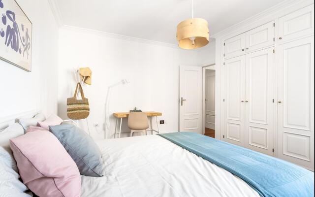 Spacious beach apartment with private parking