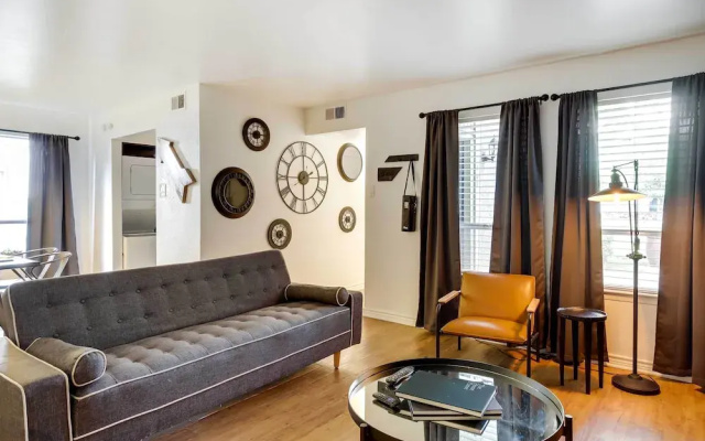 Contemporary Dallas Condo w/ Pool Access!