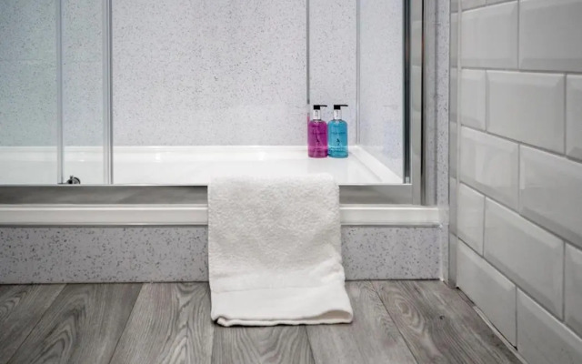 New Superhost Listing: Bright flat nr. University