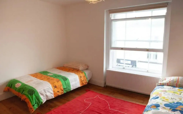Spacious 3 Bedroom Georgian House in Bristol