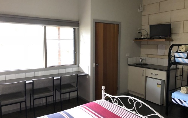 Port Campbell Guesthouse & Flash Packers – Guest Rooms – Port Campbell