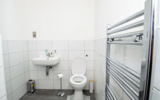 Apartment - Sleeps 4 - Parking - Workspace