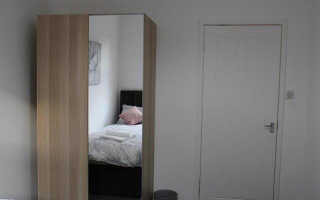 Lovely, Spacious 3 Bed House Close To City Centre