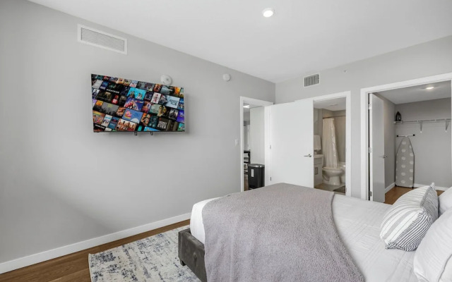 Stylish City-View Condo Pool Access