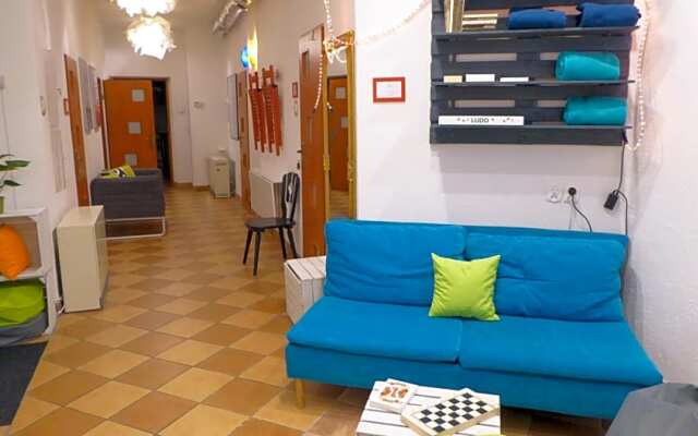 FlyFly Hostel