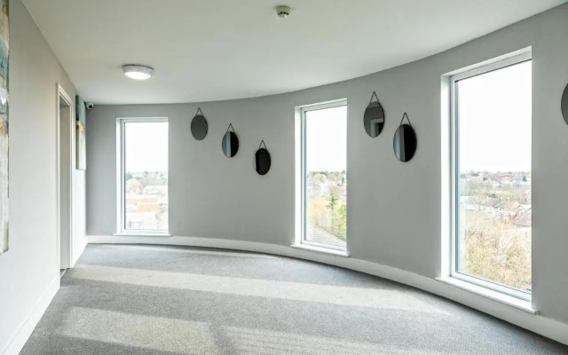 Attractive 2 Bedroom Penthouse with free Parking