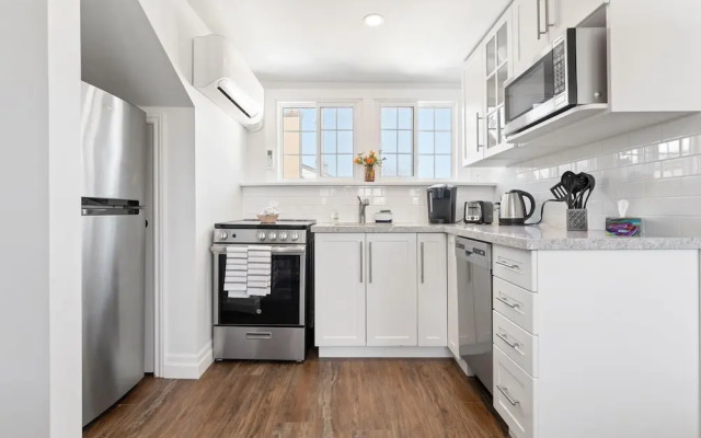 Private Studio Apartment in Burlington - U5