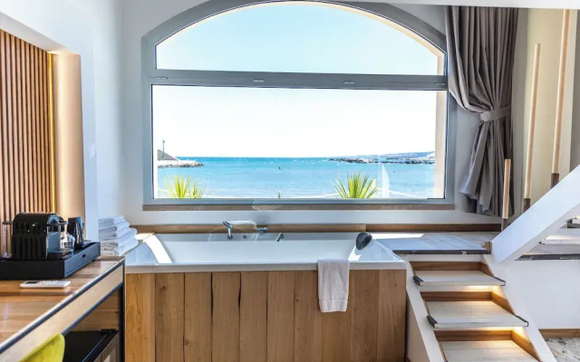DADA Suites and sea