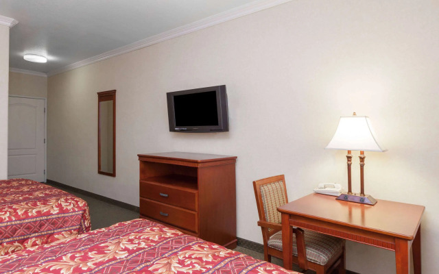 Howard Johnson by Wyndham Bakersfield