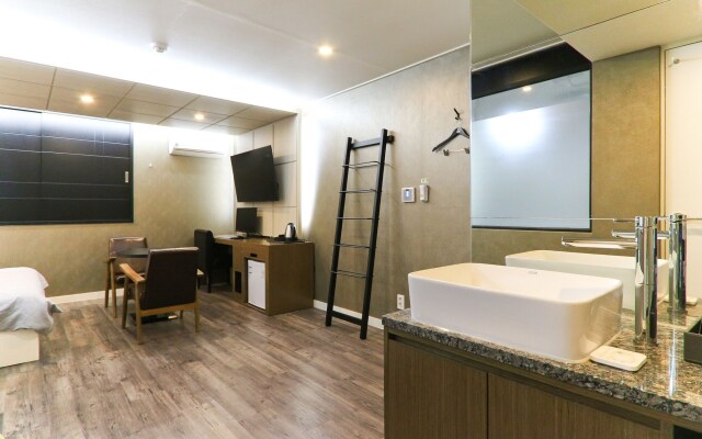 Louis Hotel