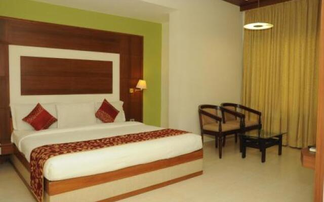 Ponnis Grand Inn