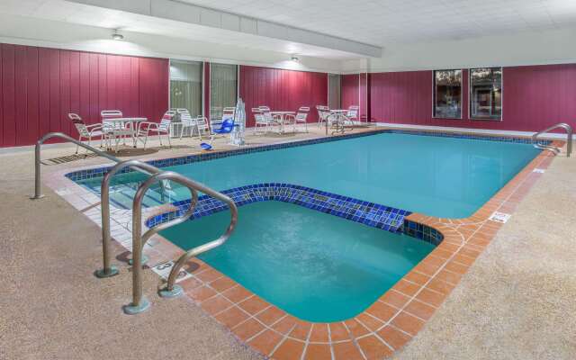 Days Inn & Suites by Wyndham Mt Pleasant