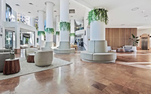 Surfers Paradise Studio with Ocean Views