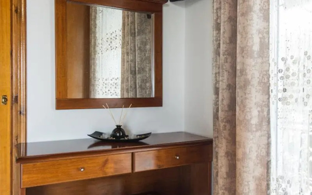 Makis Studios & Apartments