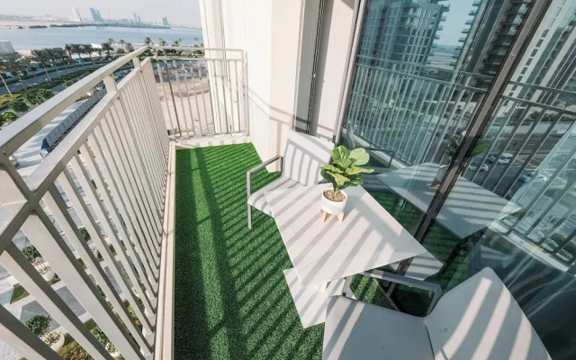 Elegant Stay: Balcony & Stunning Dubai Creek Views