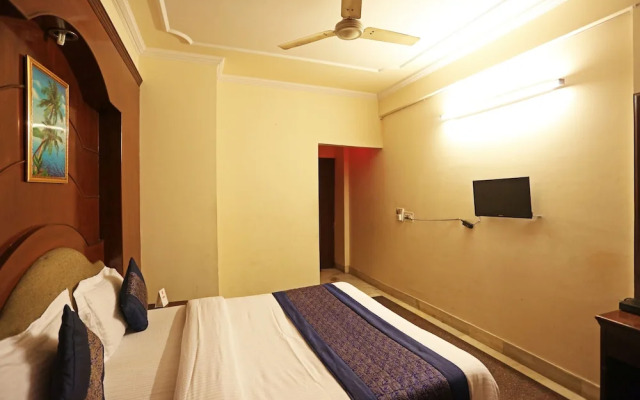 OYO 6886 Hotel Gold Palace