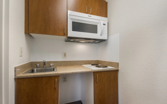 HomeTowne Studios by Red Roof Dallas - Mesquite