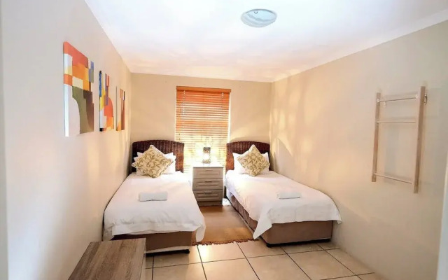 The Pelican - Stunning 3-bedroom Holiday Home in Langebaan