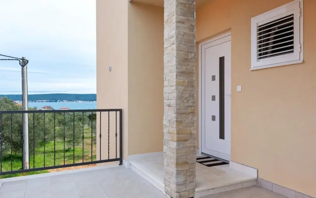 Simplistic Apartment in Neviđane near Sea