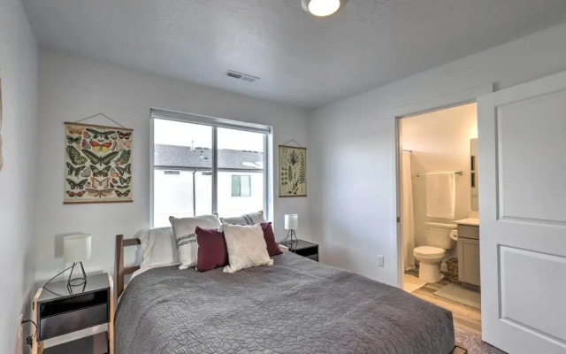 Modern Mountain Townhome - Ski Nearby