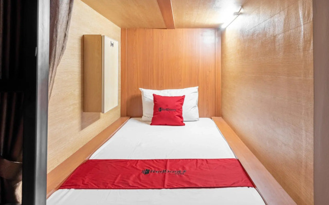 RedDoorz Hostel near LTC Glodok