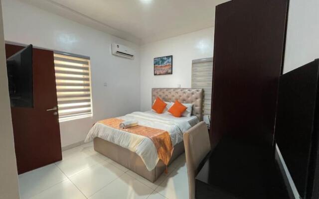 Lovely 2-bedroom condo with free parking and WiFi.