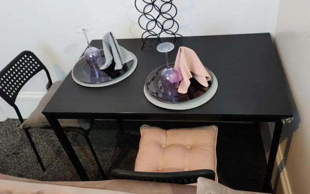 1 Bed - Sleeps 4 - Wolverhampton City Centre