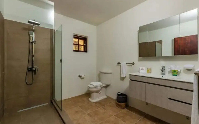 Large 5BR Villa With Private Pool Near Eagle Beach
