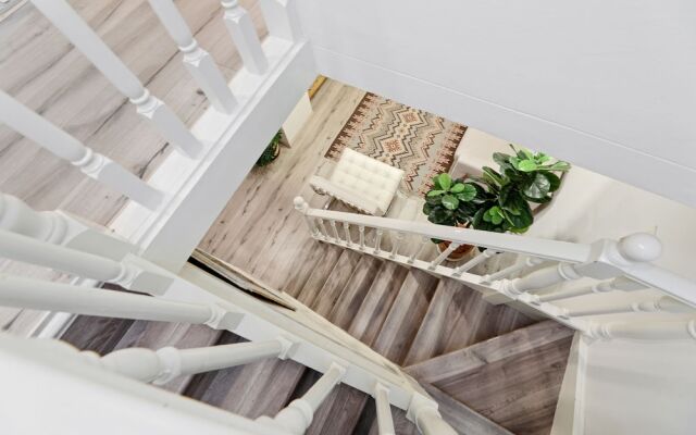 Auburun Designed 2 Bedrooms Home with Free Parking by KozyGuru