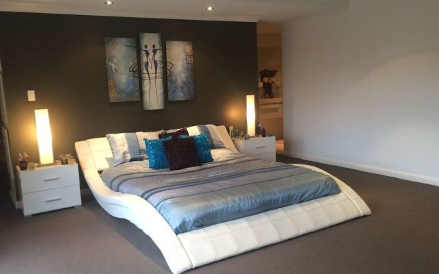 Hollywood Tree House