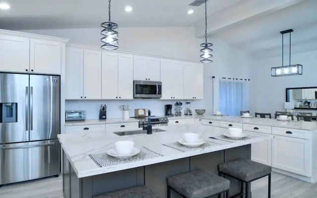 Beautiful 5-bdrm Vacation Home W/heated Pool !